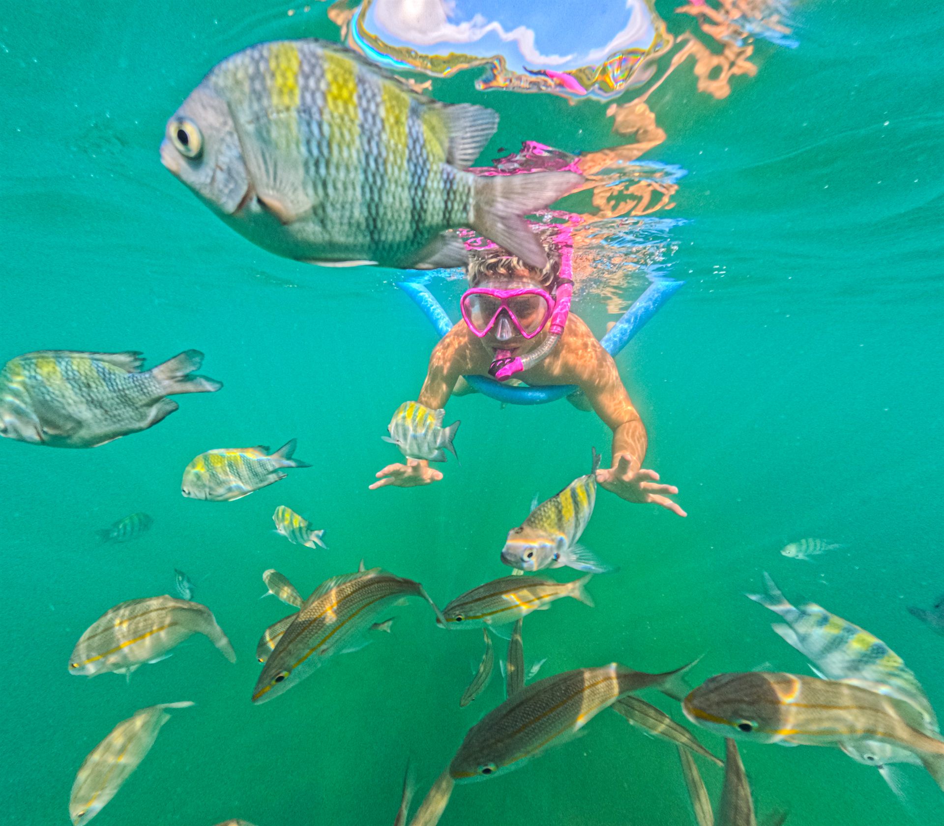 Criança no snorkel